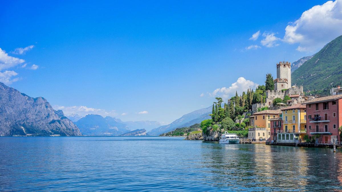 Limousine & Chauffeur Service Como